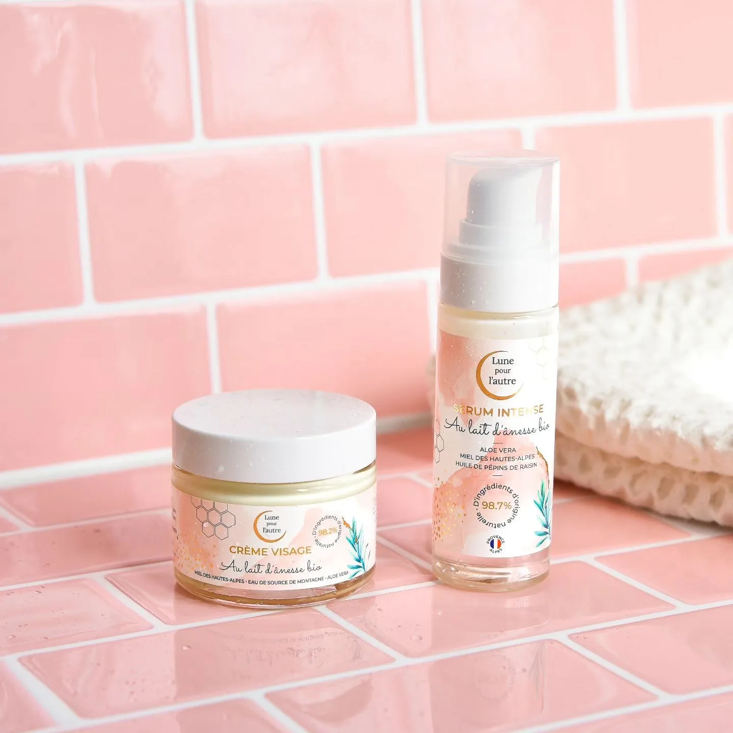 Crème et sérum sur fond rose